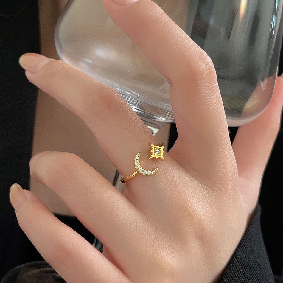 Anello minimalista a stella e luna da donna in argento sterling 925 con strass micro-pavé e finitura placcata