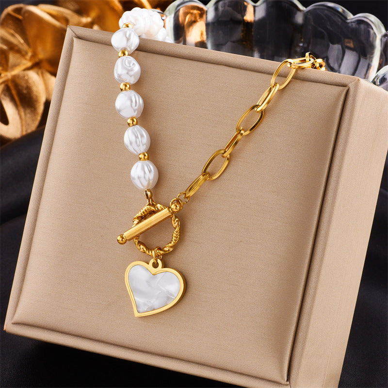 Collar con colgante de corazón asimétrico minimalista en acero de titanio con detalles de perlas y acabado galvanizado