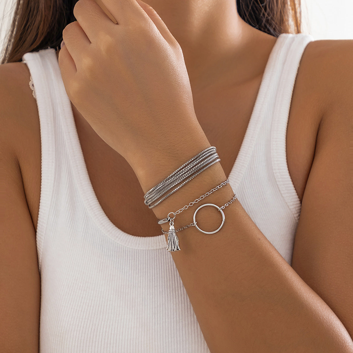 Bracciale da donna punk a cerchio geometrico multistrato con nappe in lega con finitura placcata