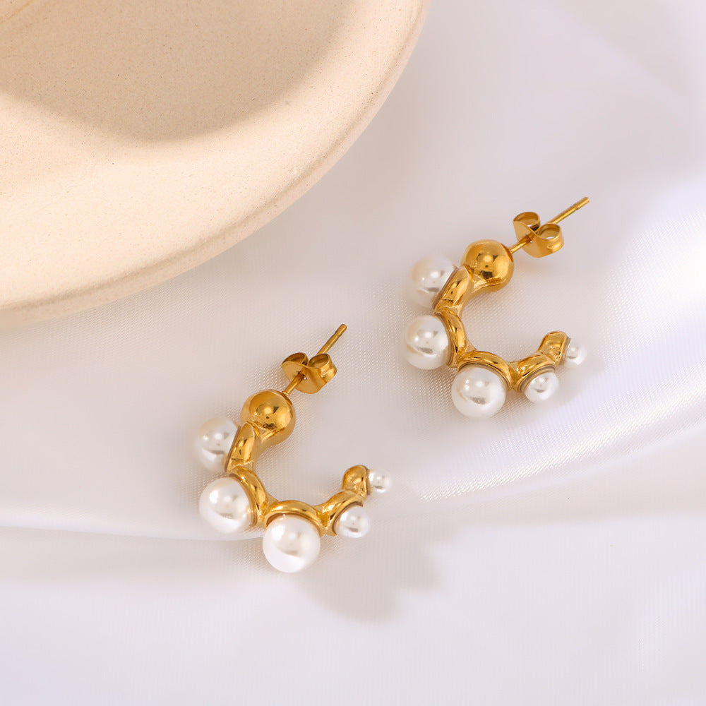 Orecchini a perno minimalisti a forma di C in acciaio inossidabile con intarsio di perle e placcatura sottovuoto in oro 18K da donna