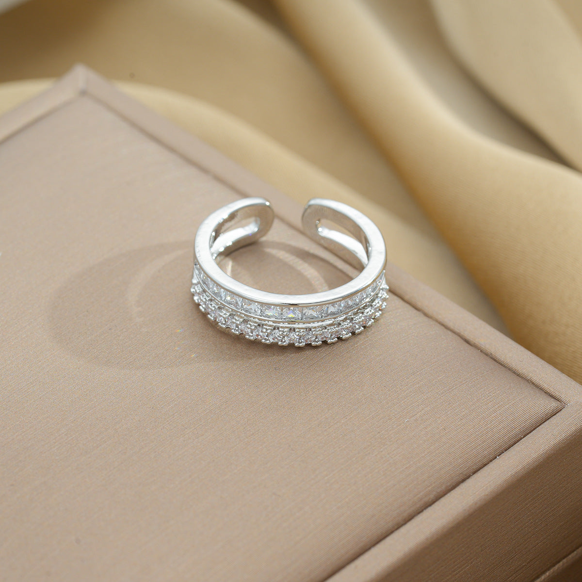 Anello in Acciaio al Titanio Geometrico Minimalista con Accenti di Zirconia per Donna Gioielli alla Moda con Fascia Aperta Regolabile