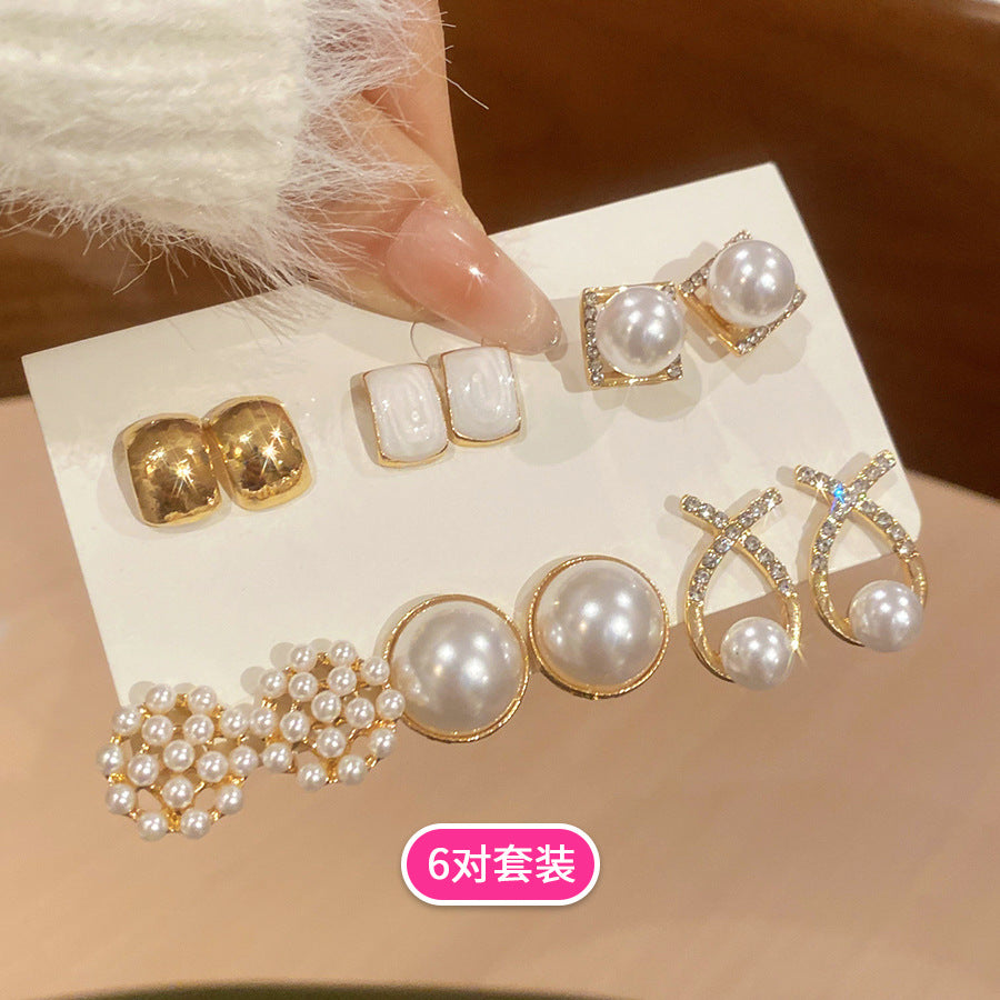 Set di Orecchini a Perno Eleganti con Perle Floreali da Donna con Perni in Acciaio al Titanio e Finitura Smaltata per un Look Lussuoso Quotidiano