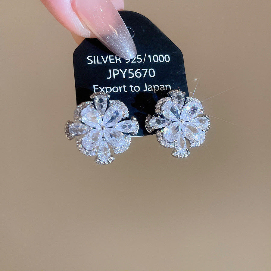 Pendientes de botón minimalistas florales de circonita en cobre chapado con postes de acero inoxidable para mujer