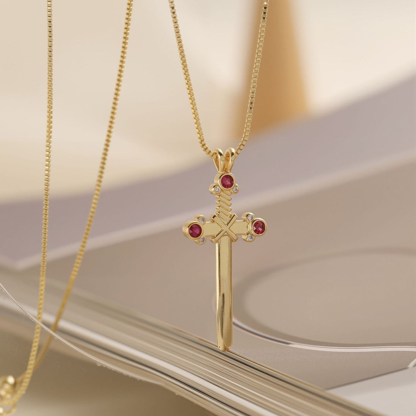 Collana con Pendente a Croce Stile Vintage da Donna Realizzata in Rame con Placcatura in Oro 18K e Intarsio di Zirconi