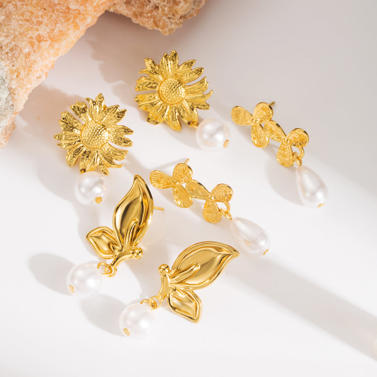 Orecchini dolci ed eleganti a farfalla e girasole in acciaio inossidabile con finitura placcata e accenti di perle simulate