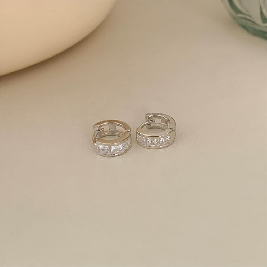Pendientes Minimalistas de Tuerca con Zirconia Cúbica Cuadrada en Plata de Ley 925 con Baño Metálico