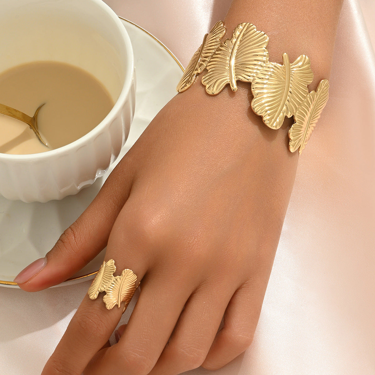 Set bracciale e anello da donna in lega a foglia stile OL alla moda con finitura placcata