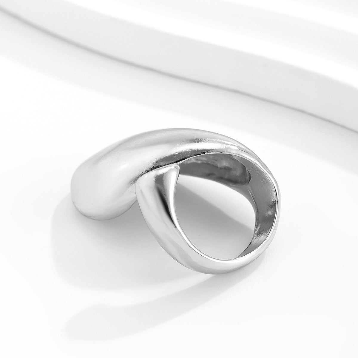 Anillo de aleación con forma de onda minimalista y geométrica para mujer, con acabado pulido y diseño de banda abierta