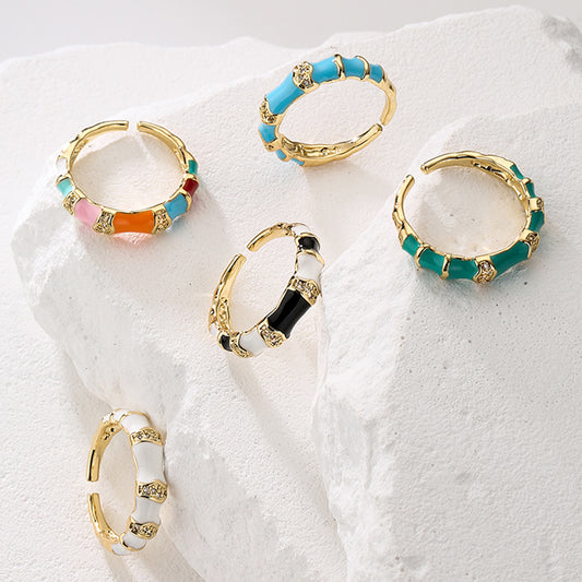 Anillo Abierto Geométrico Minimalista para Mujer Hecho de Latón con Baño de Oro de 18K e Incrustaciones de Zircón