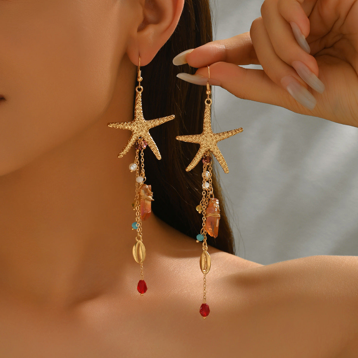 Elegantes pendientes geométricos de aleación con incrustaciones de diamantes de imitación y acabado galvanizado para mujer