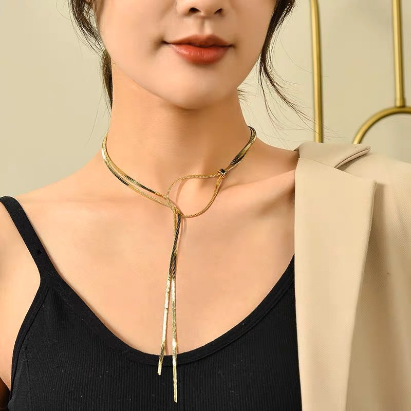 Collar Minimalista Ajustable con Borla y Cadena para Mujer con Colgante de Acero de Titanio y Acabado Chapado