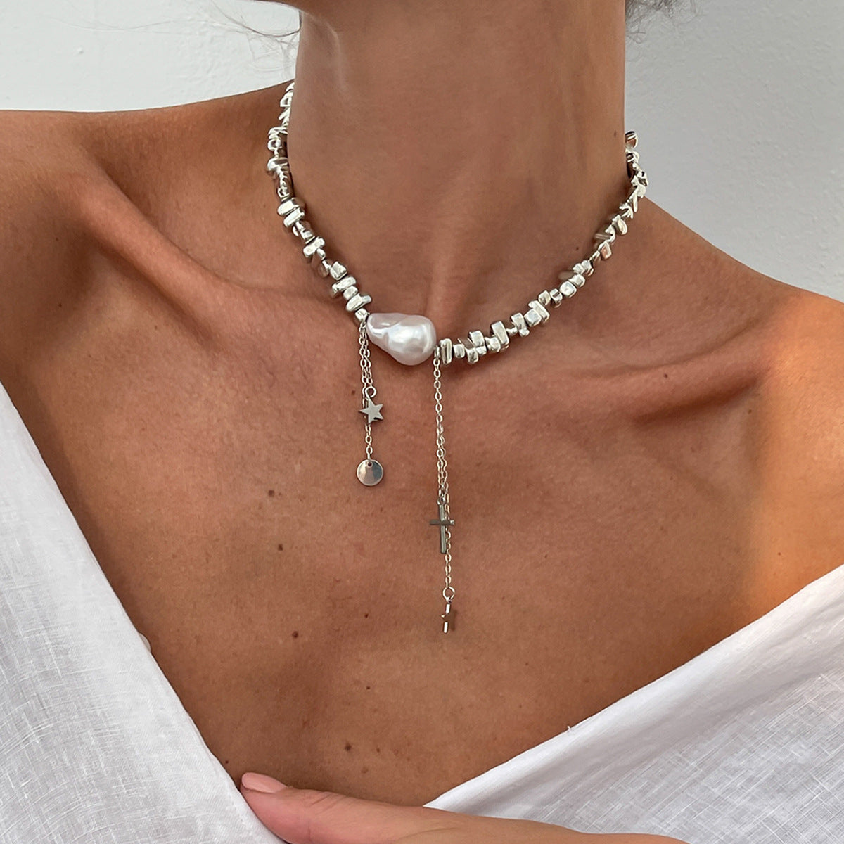 Collana Girocollo Minimalista con Perla Finta a Stella da Donna con Pendente in Lega Placcata Oro e Dettagli a Frange Irregolari