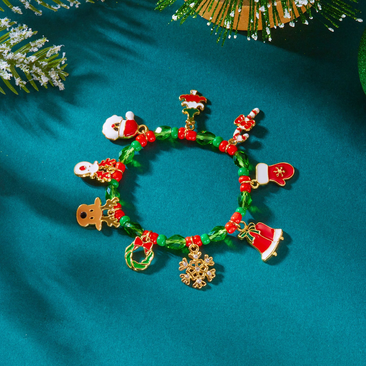 Bracciale artigianale in lega con perline e motivi natalizi di fiocchi di neve in cristallo, renne e Babbo Natale per occasioni festive.