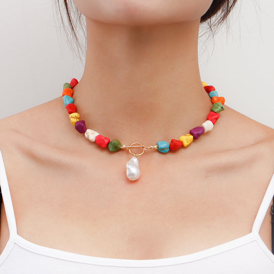 Collana da donna con ciondolo irregolare in turchese e perla stile naturale, con catena in lega a forma geometrica e finitura galvanica