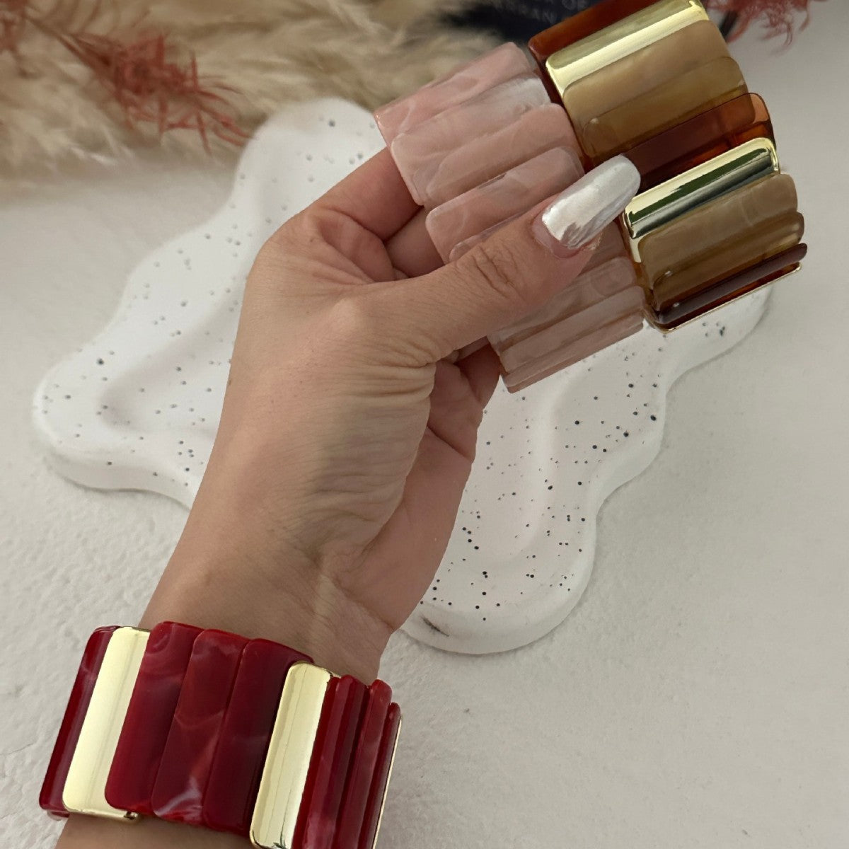 Bracciale tondo rigido da donna in resina acrilica a strisce, stile minimalista