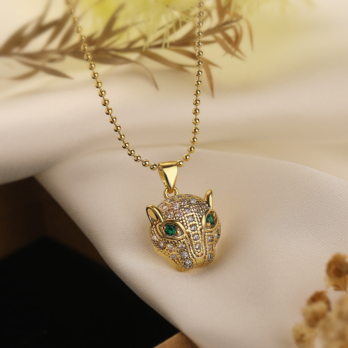 Minimalist Leopard-Shaped Pendant Necklace for Women with Copper Base and 18K Gold Plating, Zircon Inlay, Fashionable Clavicle Chain