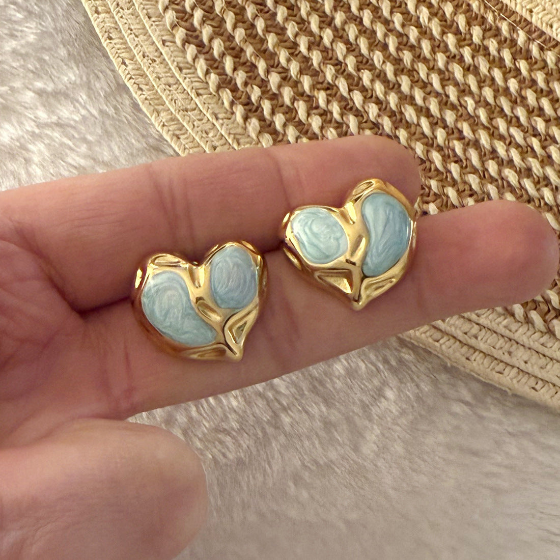 Orecchini da donna in acciaio inossidabile a forma di cuore smaltato, in stile fresco e dolce