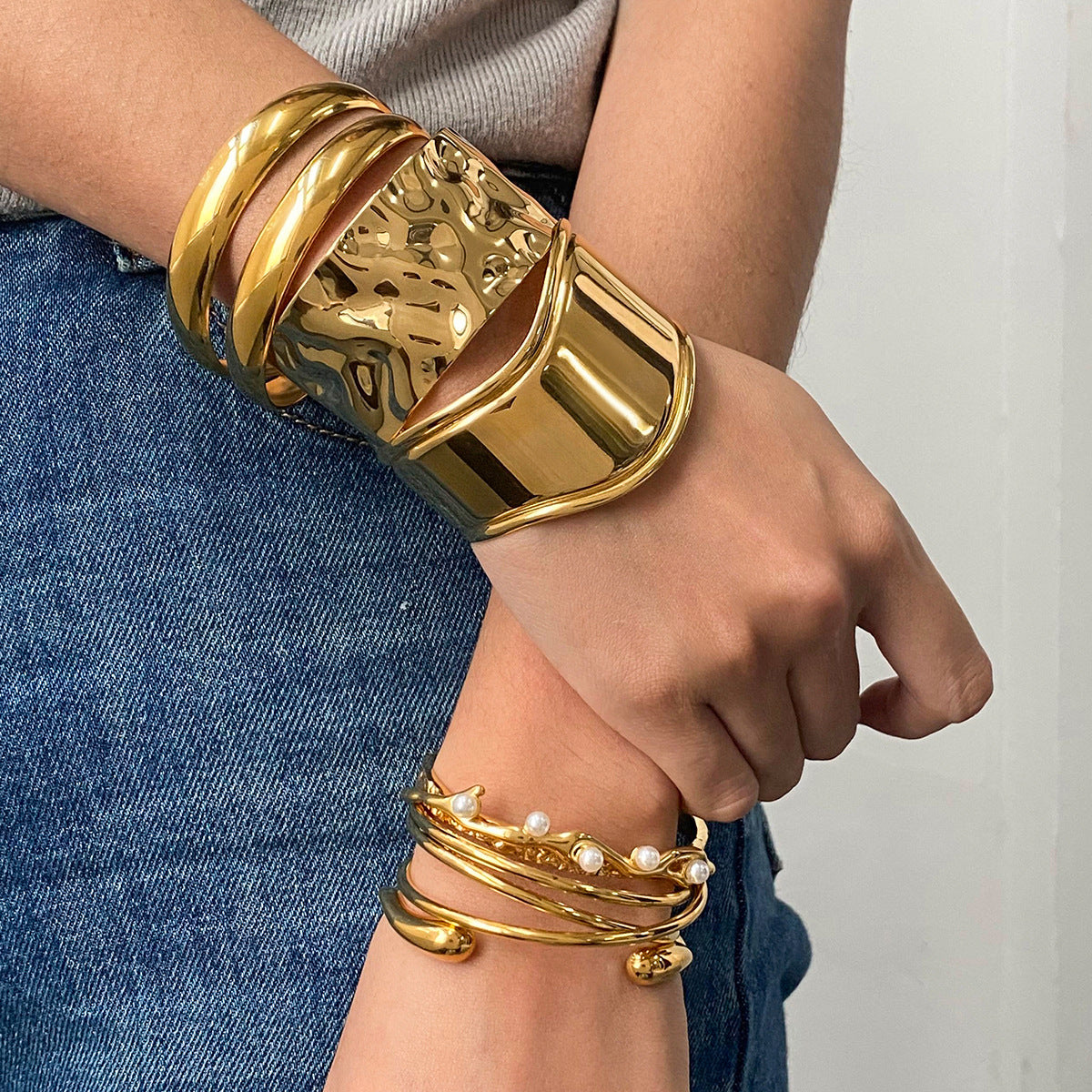 Pulsera geométrica de acero de titanio moderna para mujer con chapado en oro de 18 quilates, brazalete de acero inoxidable hipoalergénico