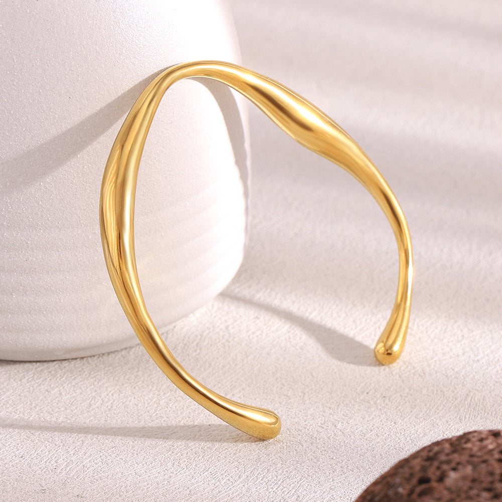 Bracciale Minimalista Irregolare Intrecciato in Acciaio Inossidabile con Placcatura in Oro 18K per l'Uso Quotidiano in Ufficio