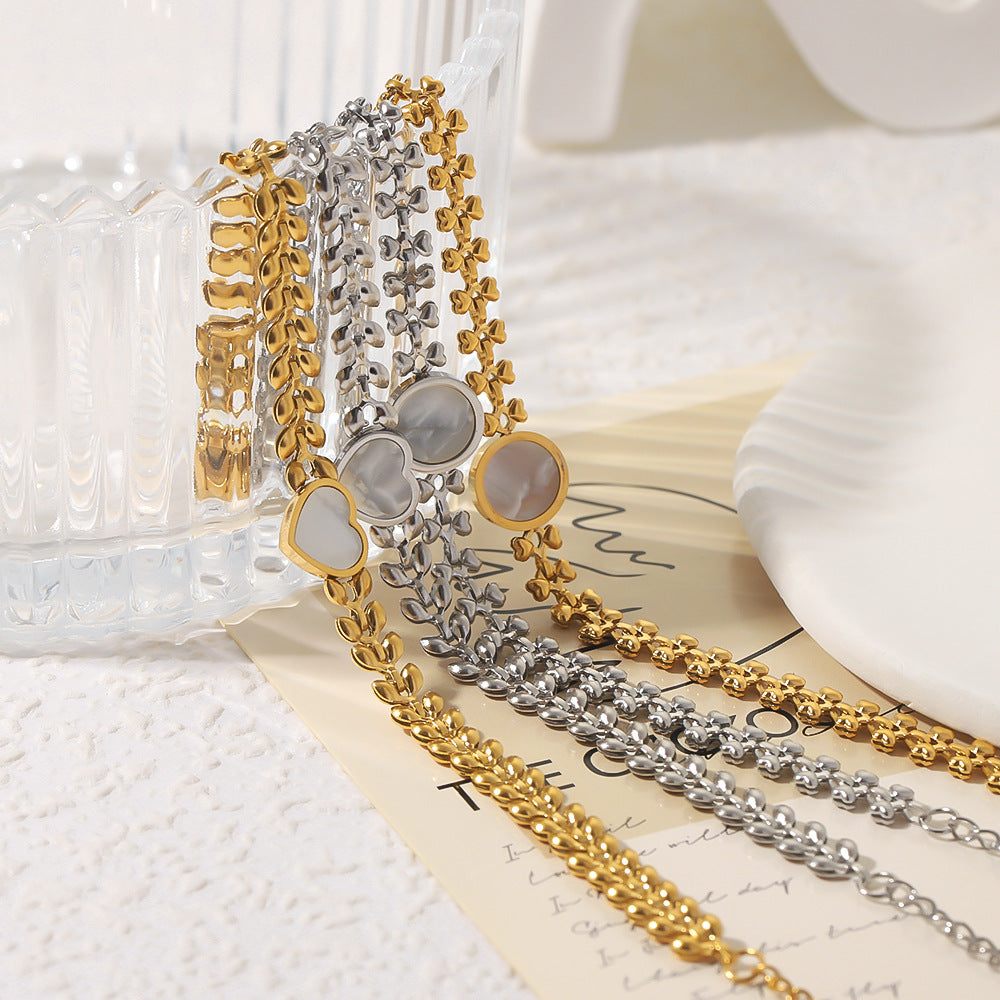 Bracciale Minimalista con Cuore in Madreperla Bianca, Catena in Acciaio Inossidabile e Placcatura in Oro 18K