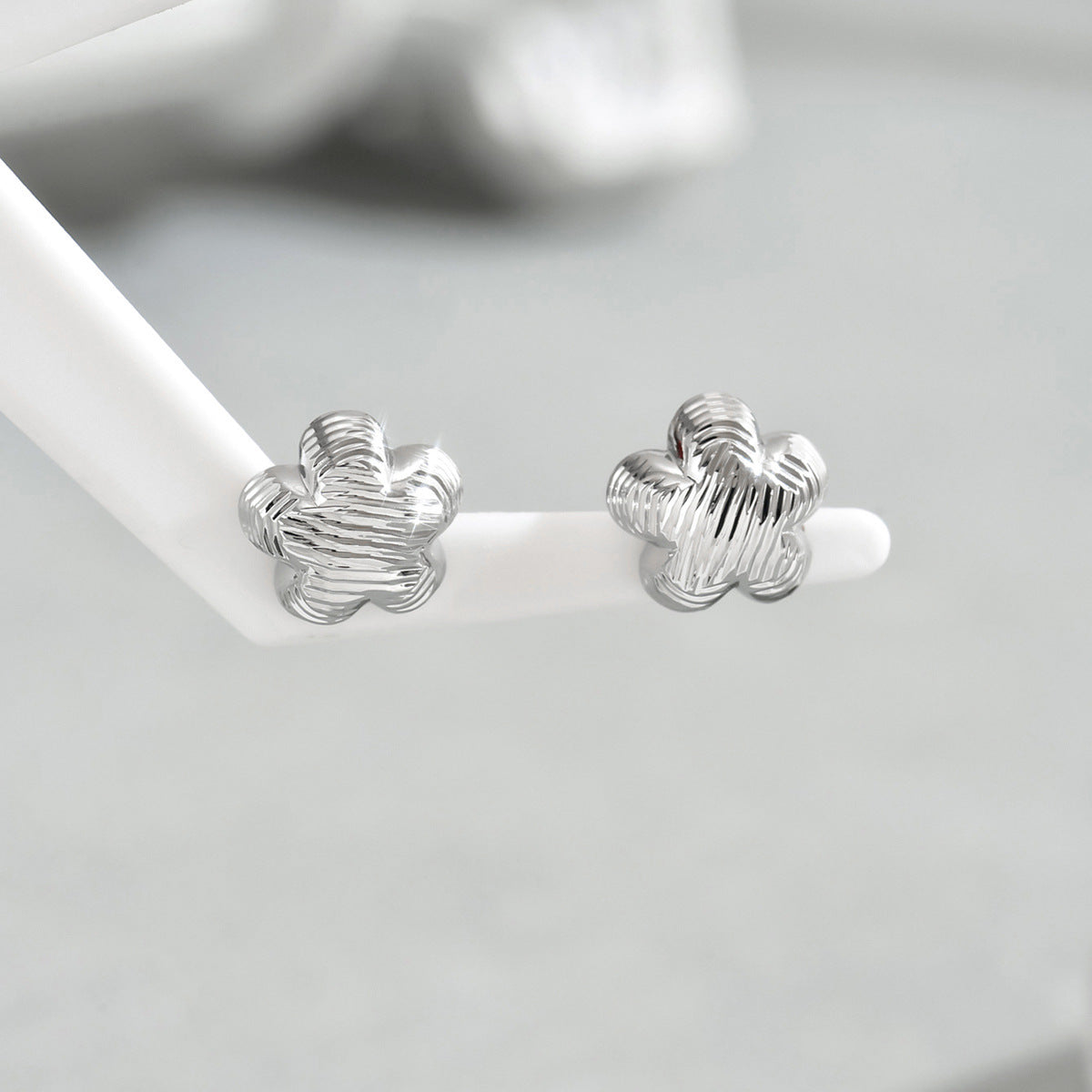 Elegantes pendientes florales para mujer con diseño de flor de ciruelo, tachuelas de cobre, postes de acero inoxidable electrochapado