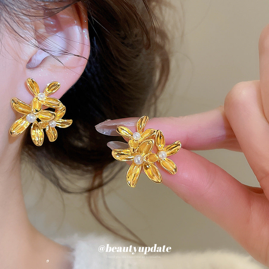Elegantes pendientes florales franceses vintage con perlas para mujer, con postes de acero chapado y estética minimalista de lujo