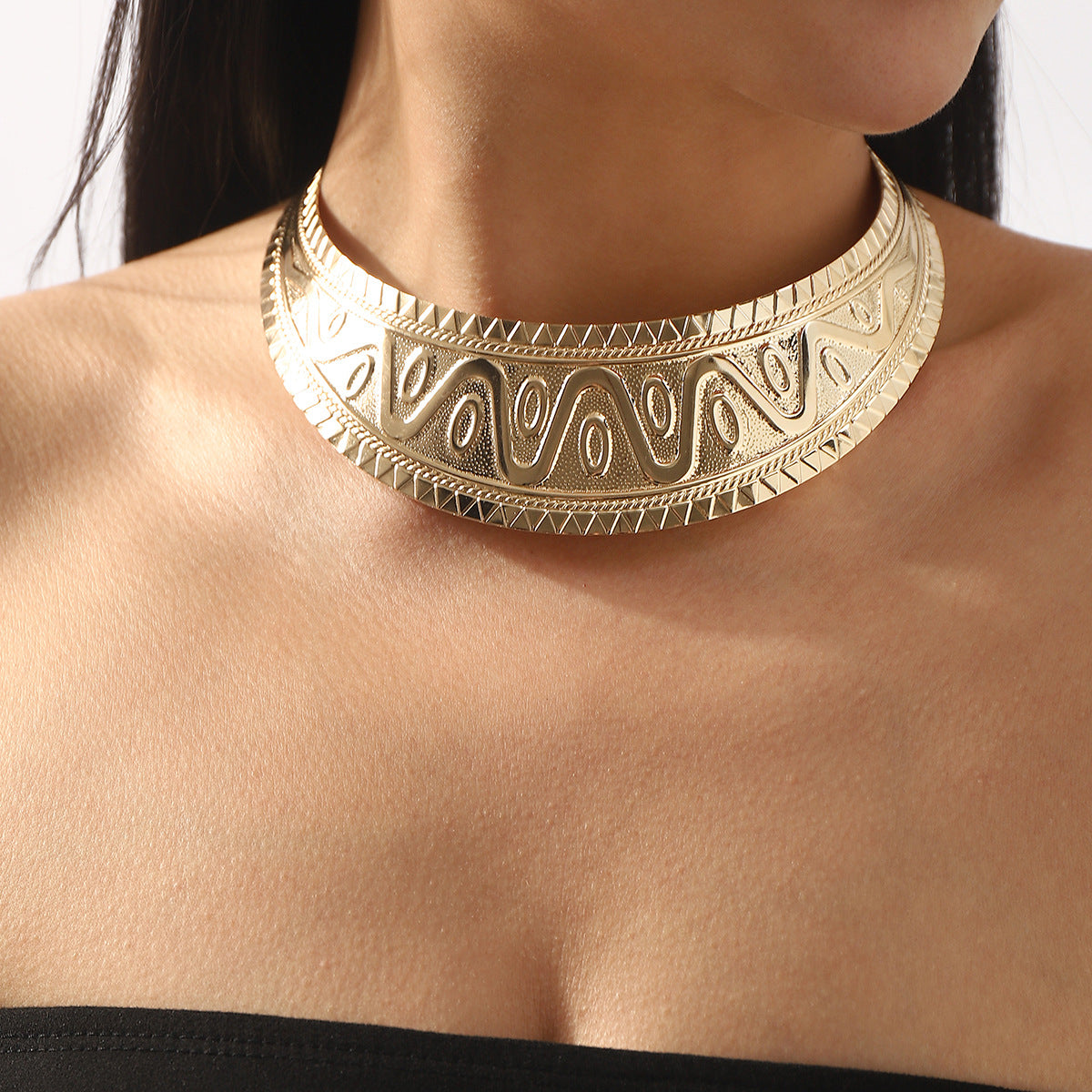 Gargantilla de hierro grabada con textura geométrica para mujer con diseño de contorno de moda
