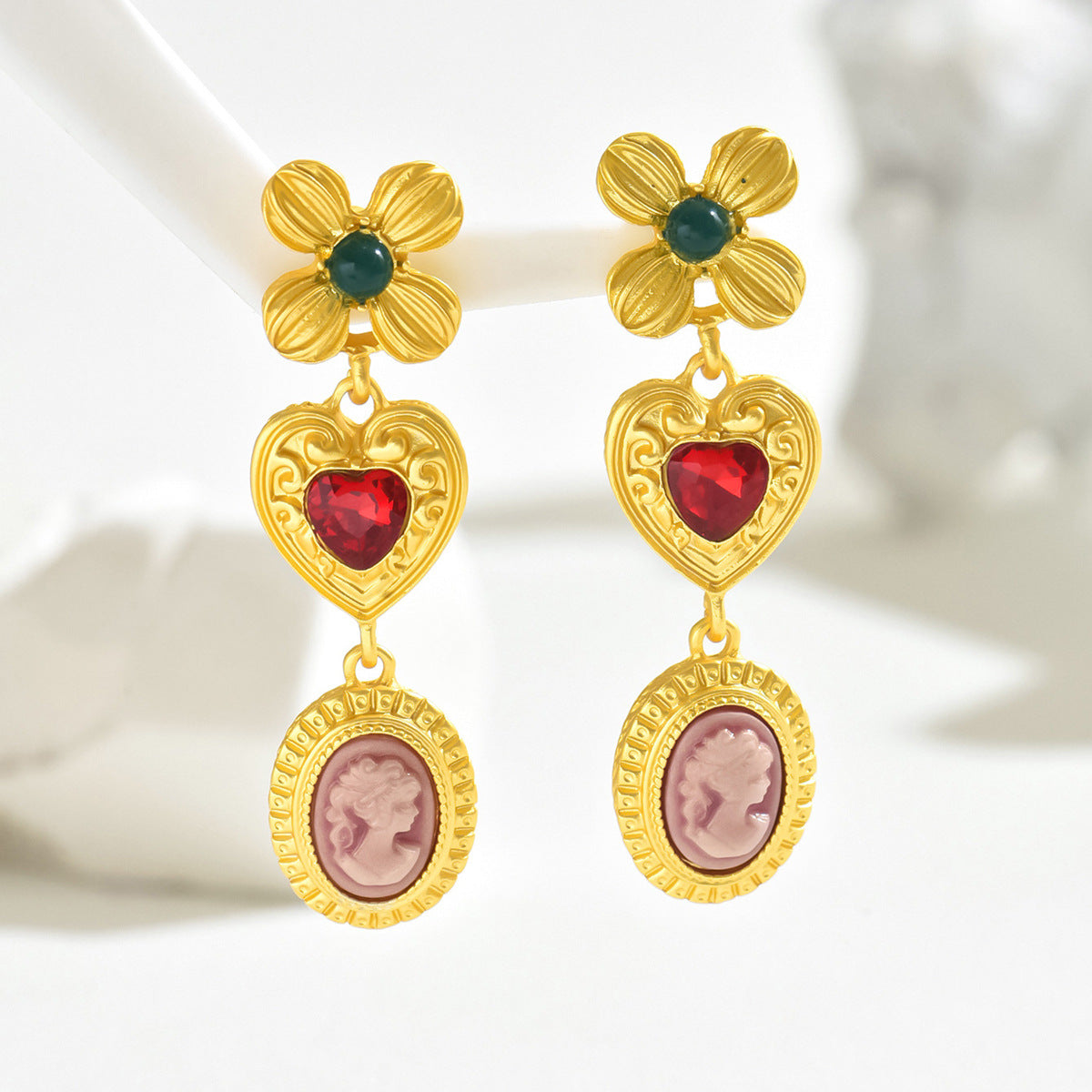 Pendientes vintage de aleación con forma de corazón artístico para mujer, con incrustaciones de pedrería y motivo de trébol en estilo floral minimalista