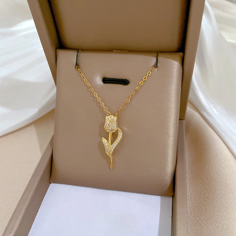 Collana con ciondolo a rosa di lusso interamente tempestato di strass da donna, catena a medaglione geometrico in acciaio al titanio con motivo lunare naturale