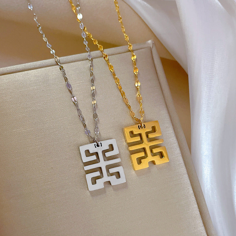 Collana da donna placcata in acciaio al titanio, dal design geometrico minimalista e retrò, con ciondolo a medaglione placcato oro con motivi di peonia e zucca.
