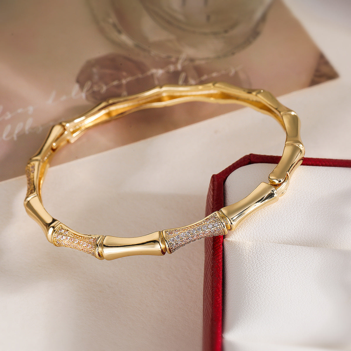 Brazalete de latón con chapado en oro de 18 quilates y circonitas incrustadas, con un diseño de bambú de inspiración vintage para mujer