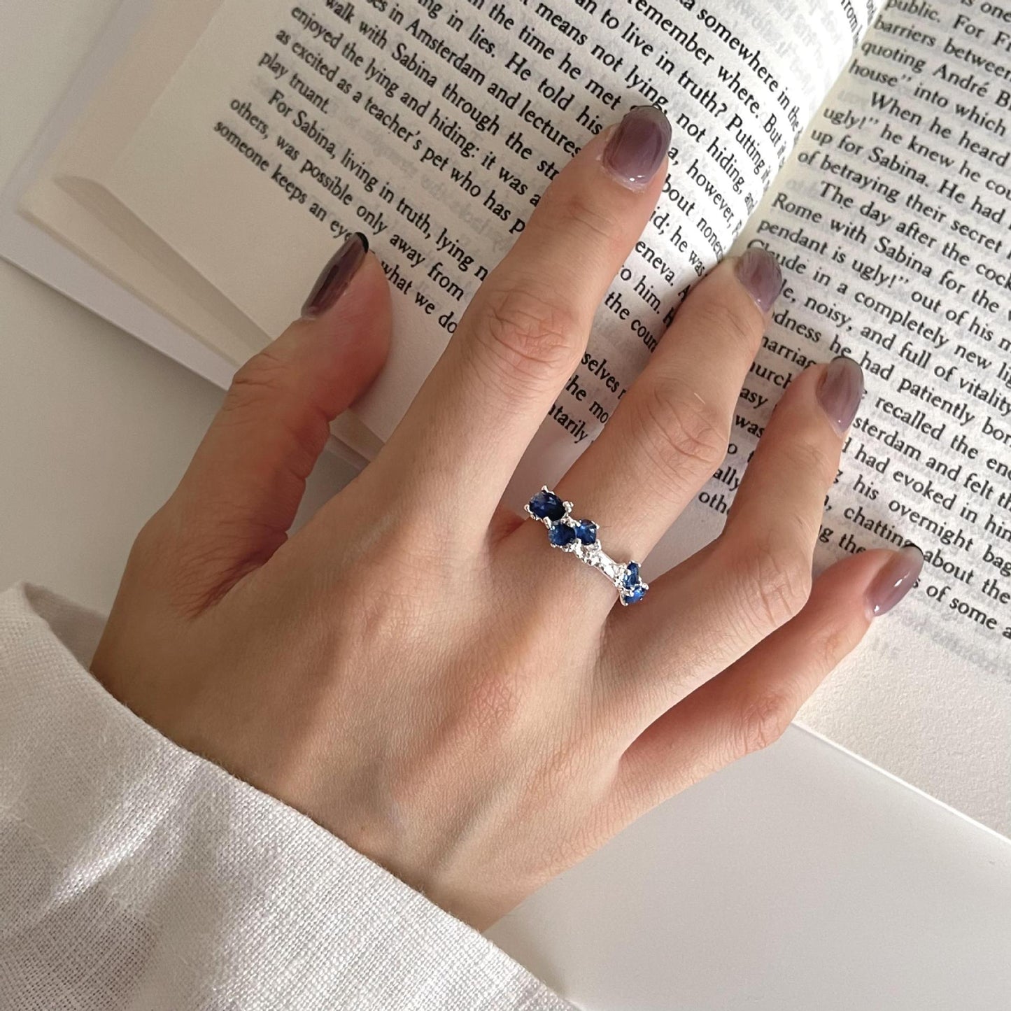 Anello Minimalista con Forma Geometrica Irregolare in Argento Sterling 925 con Intarsio di Zirconi Blu e Superficie Testurizzata