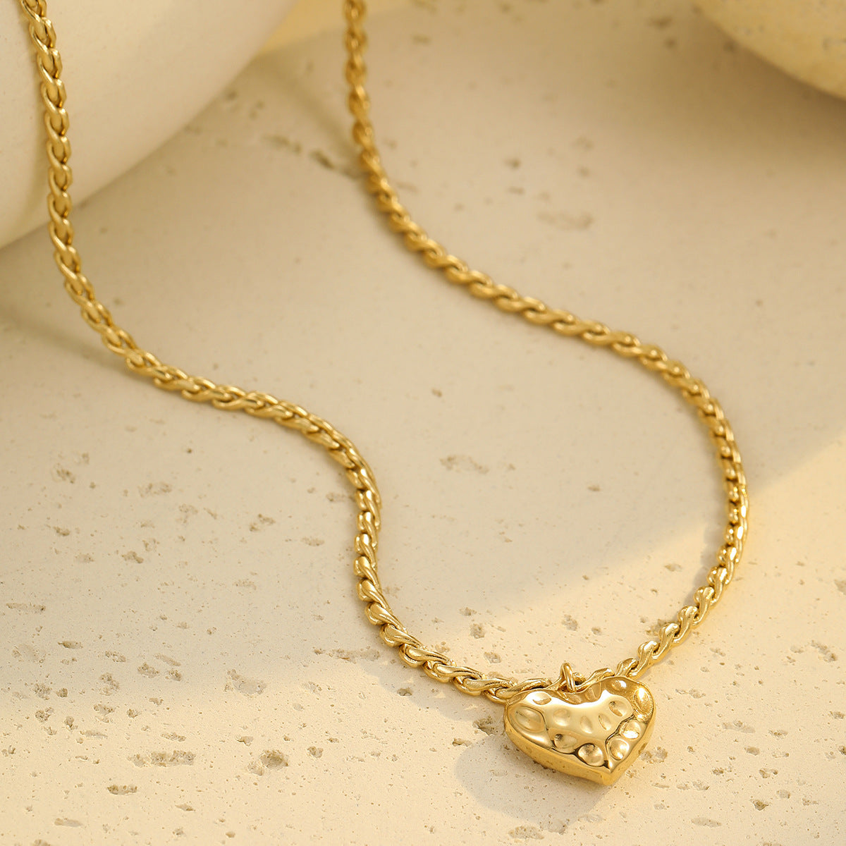 Collar con colgante minimalista de corazón de acero inoxidable con baño de oro de 18 quilates para mujer
