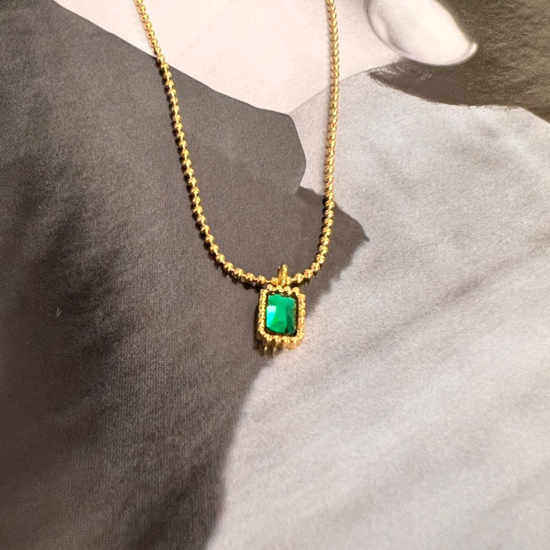 Collana da donna minimalista con perline geometriche in zirconia verde smeraldo, placcata in acciaio al titanio, delicata catena per clavicola