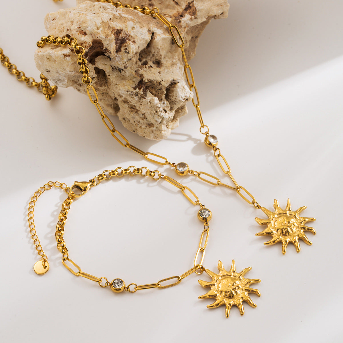 Collar con Colgante de Sol Retro Minimalista para Mujer de Acero Inoxidable con Circonitas y Baño de Oro de 14K
