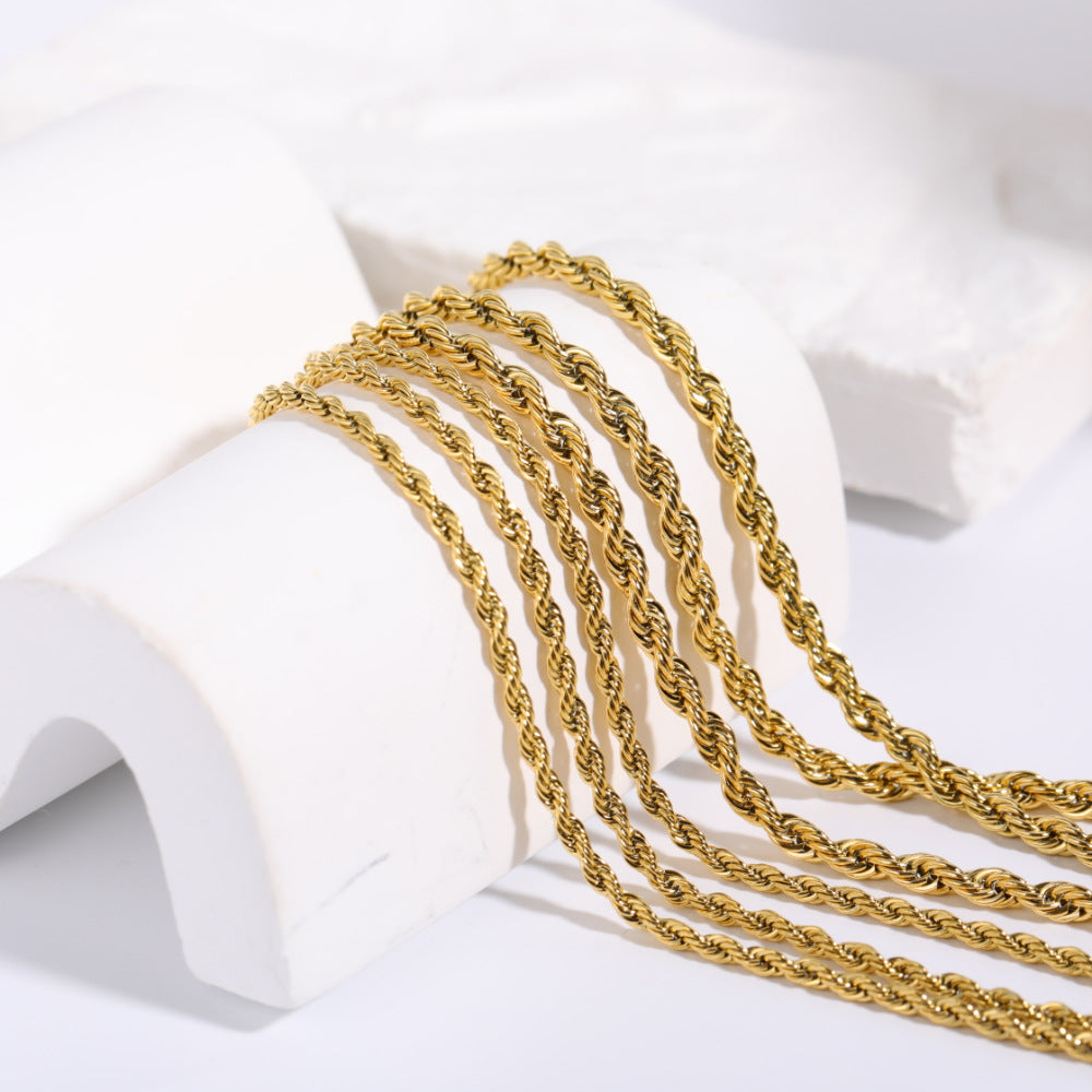 Collar de cadena retorcida geométrica minimalista de acero inoxidable con acabado de oro de 18 quilates electrochapado al vacío