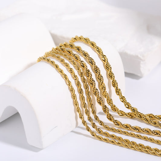 Collar de cadena retorcida geométrica minimalista de acero inoxidable con acabado de oro de 18 quilates electrochapado al vacío