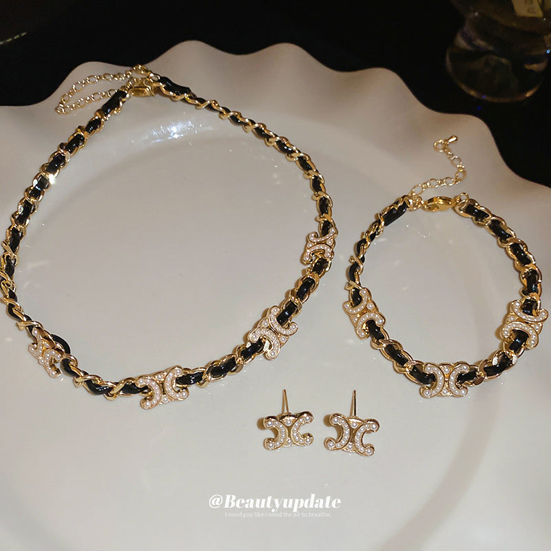 Set de collar con colgante de doble C de cuero trenzado para mujer con dije de aleación, cadena de medallón minimalista elegante, patrón floral, diseño circular geométrico, joyería de moda de lujo ligera