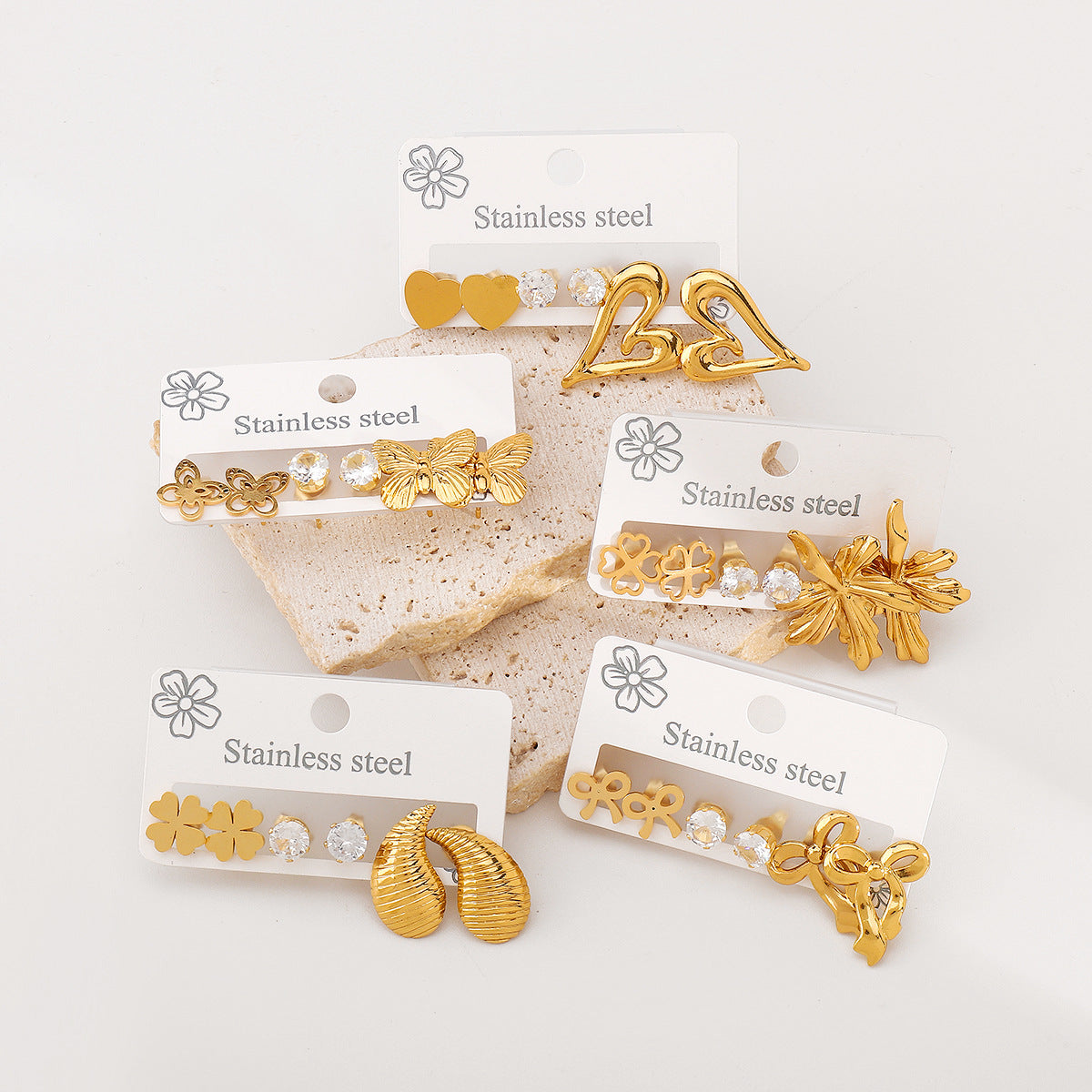 Orecchini a perno con strass bianchi geometrici a forma di cuore a farfalla, in acciaio inossidabile placcato oro 14K, minimalisti, da donna