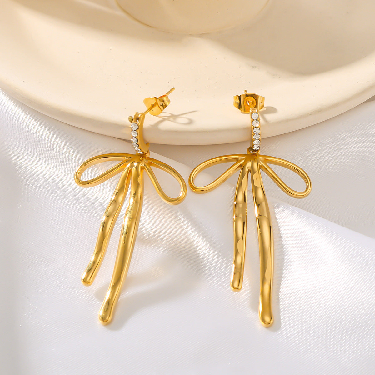 Pendientes colgantes de acero inoxidable en forma de lazo estilo Ins con incrustaciones de circonitas y baño de oro de 18 quilates para mujer