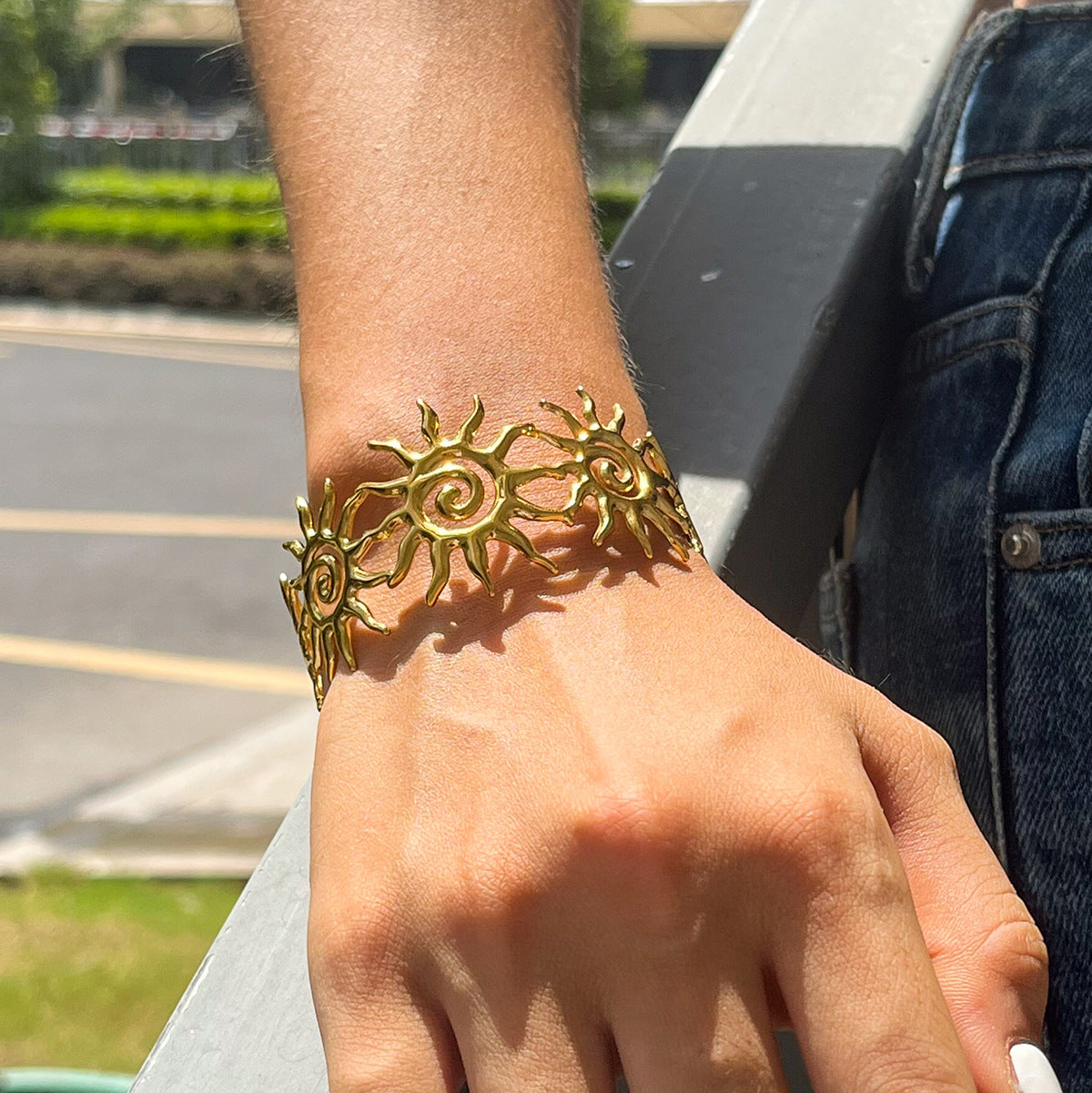 Bracciale da donna in acciaio inossidabile a forma di sole con finitura placcata, gioiello minimalista di tendenza