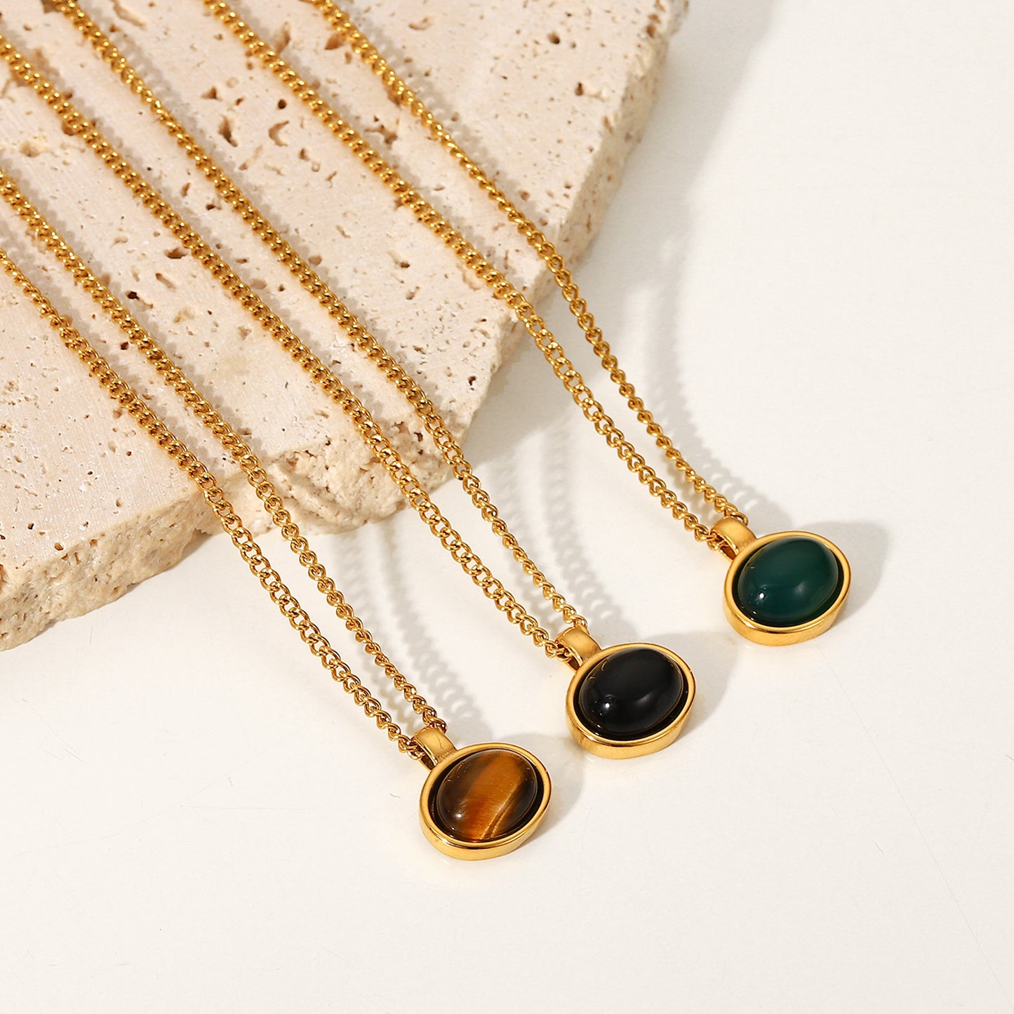 Collana pendente ovale geometrica vintage con pietra naturale, in acciaio inossidabile placcato oro 18 carati, con catena multistrato di perline per donna
