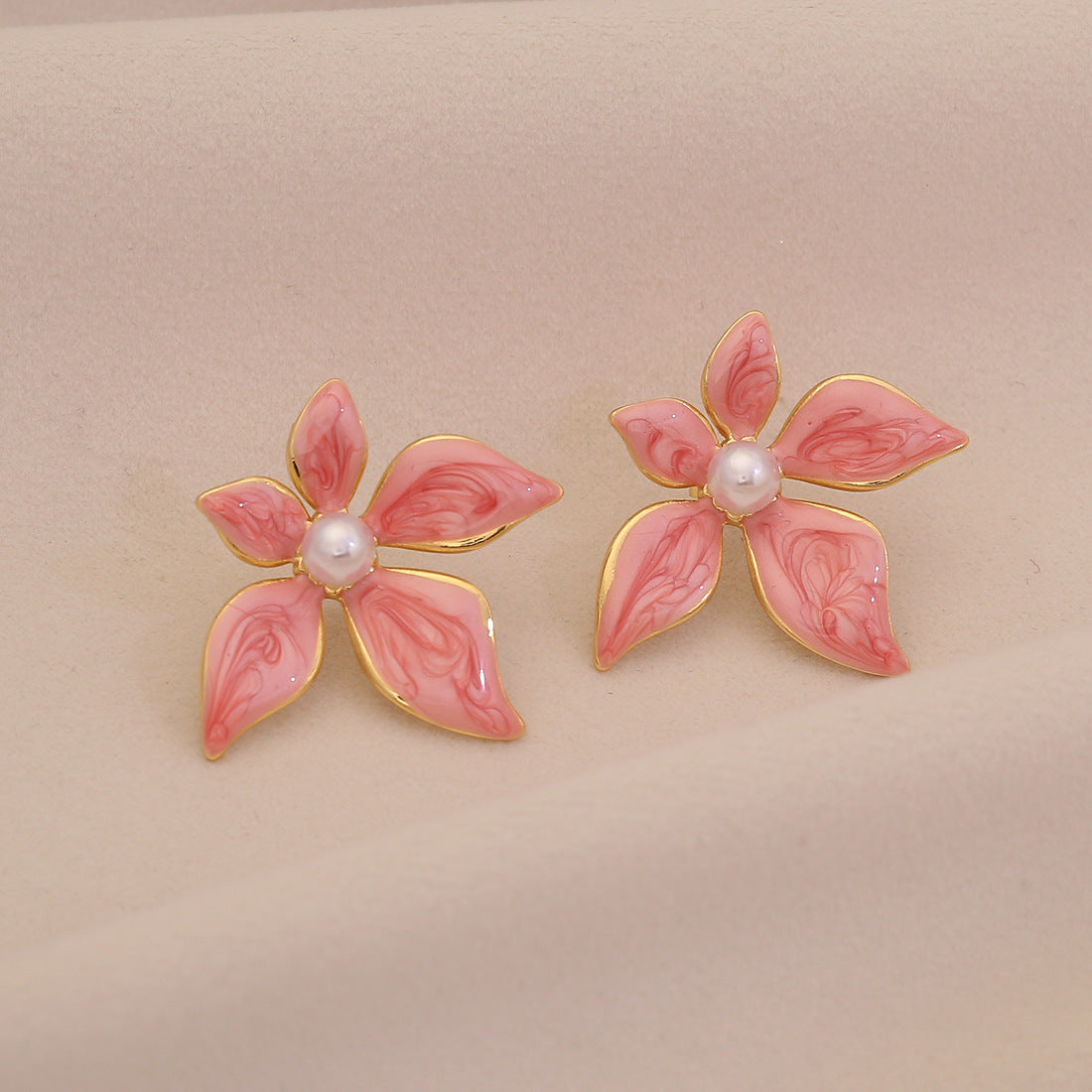 Orecchini a forma di fiore in acciaio inossidabile smaltato da donna con finitura effetto perla e stile fresco e dolce
