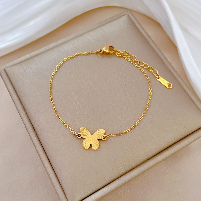 Bracciale da donna in acciaio al titanio a forma di farfalla tagliato al laser, stile vintage con placcatura in oro e texture ondulata