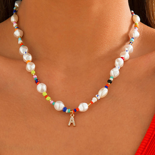 Collana a catena con ciondolo a lettera minimalista in lega e perline in resina da donna