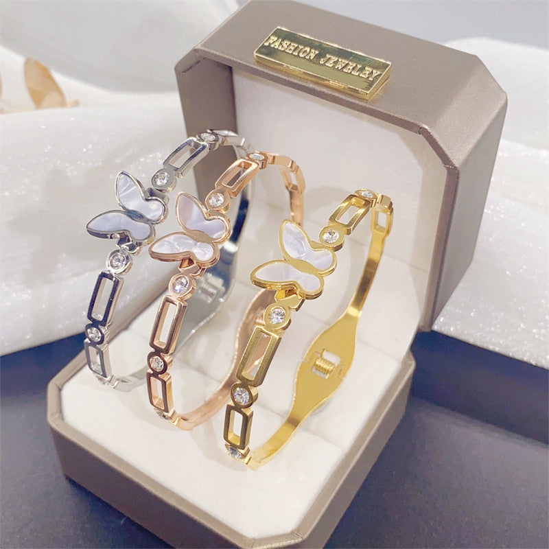 Bracciale a Polsino Minimalista a Farfalla da Donna in Acciaio al Titanio con Intarsi di Strass e Accenti in Madreperla, Finitura Placcata Oro
