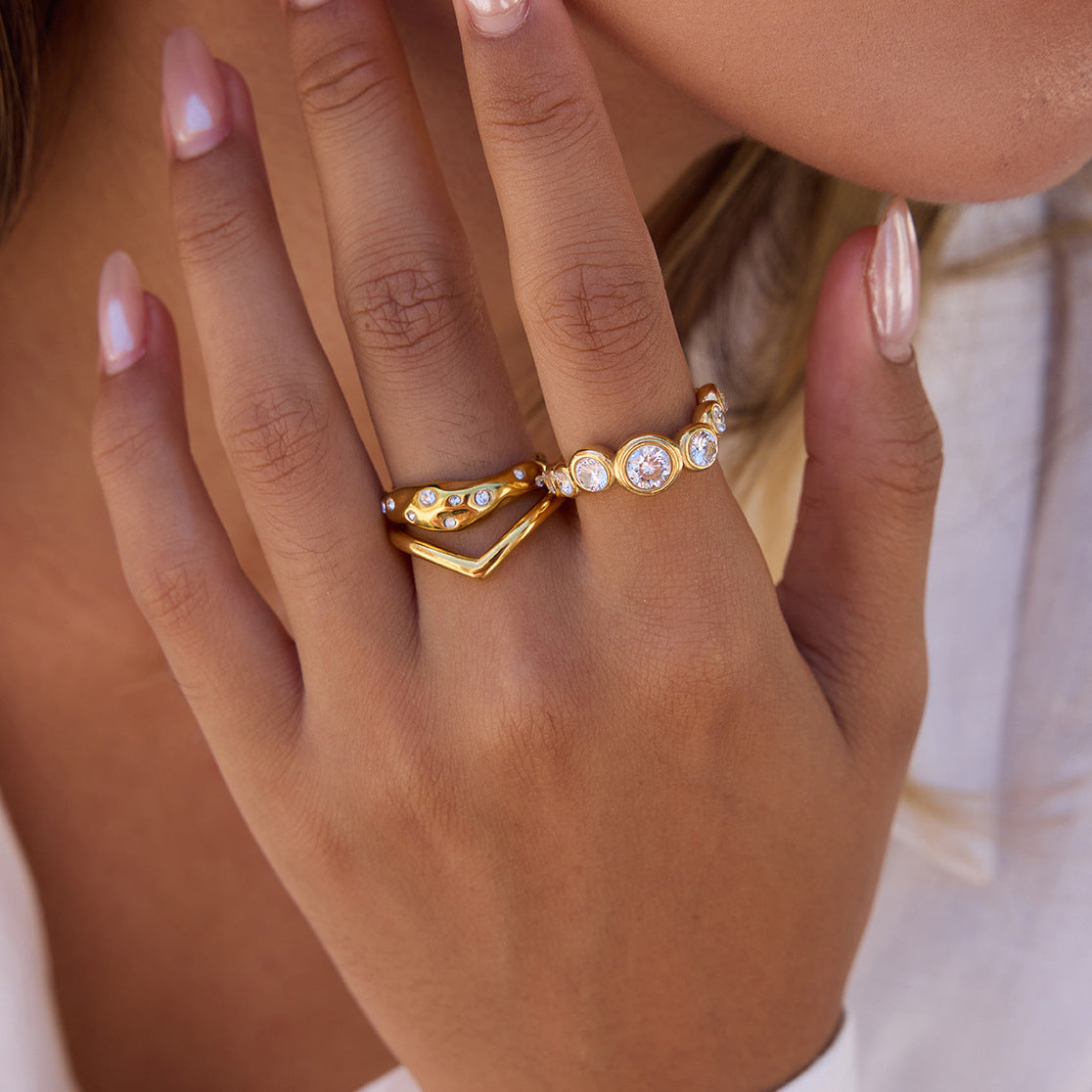 Anillo de Acero de Titanio Geométrico Minimalista con Incrustaciones de Pedrería Bañado para Mujer
