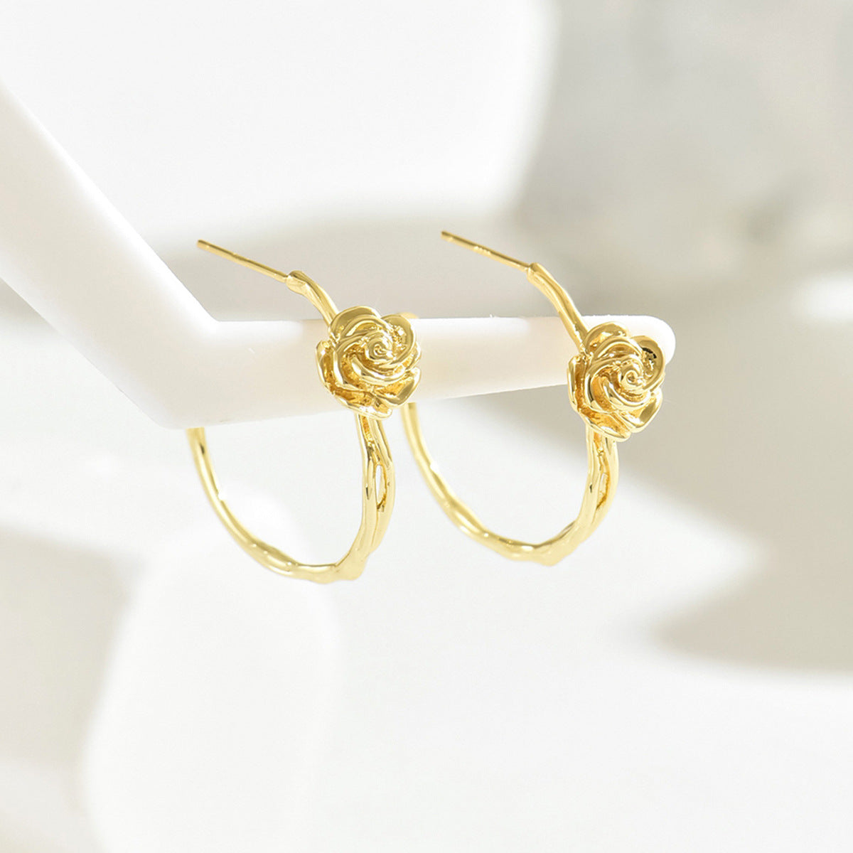 Aretes minimalistas de cobre con baño de oro rosa y diseño floral para mujer con postes de acero inoxidable