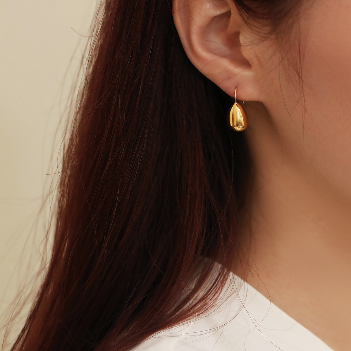 Pendientes de titanio con forma de gota de agua a la moda con acabado de chapado para mujer, aretes ligeros de estilo lujoso