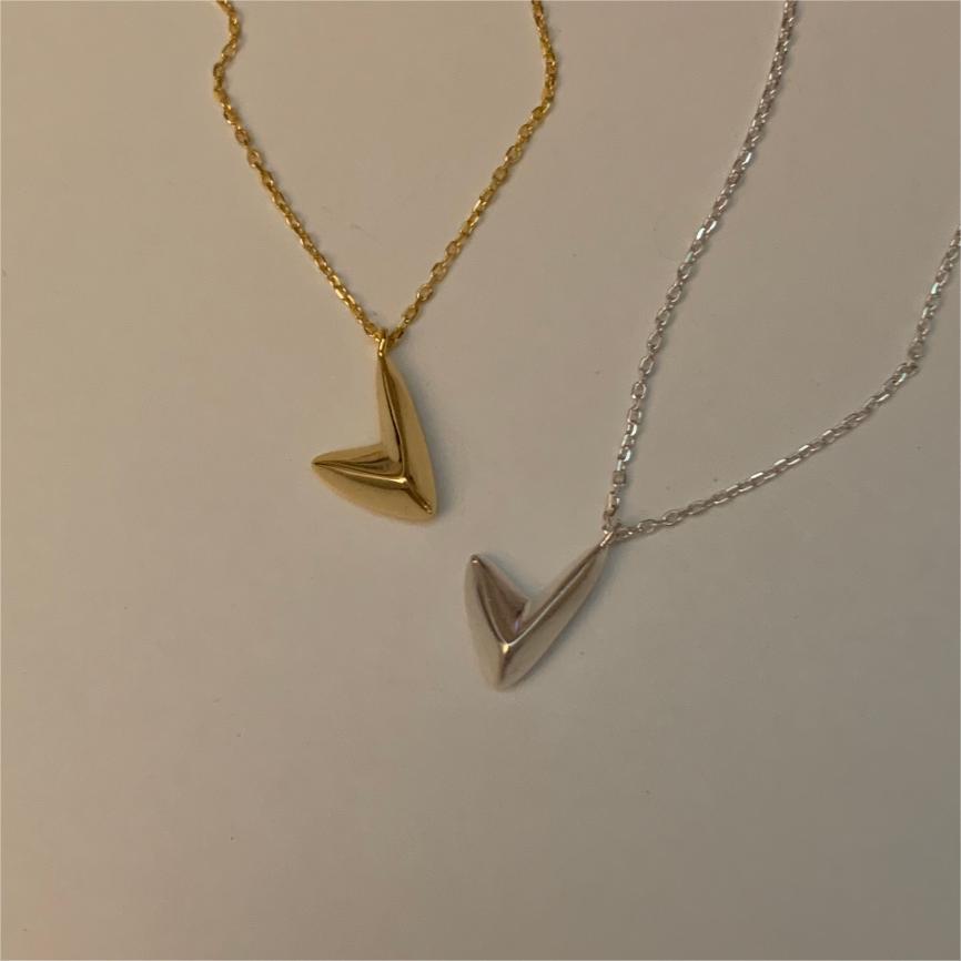 Collana Minimalista a V Irregolare in Argento Sterling 925 con Dettaglio Geometrico